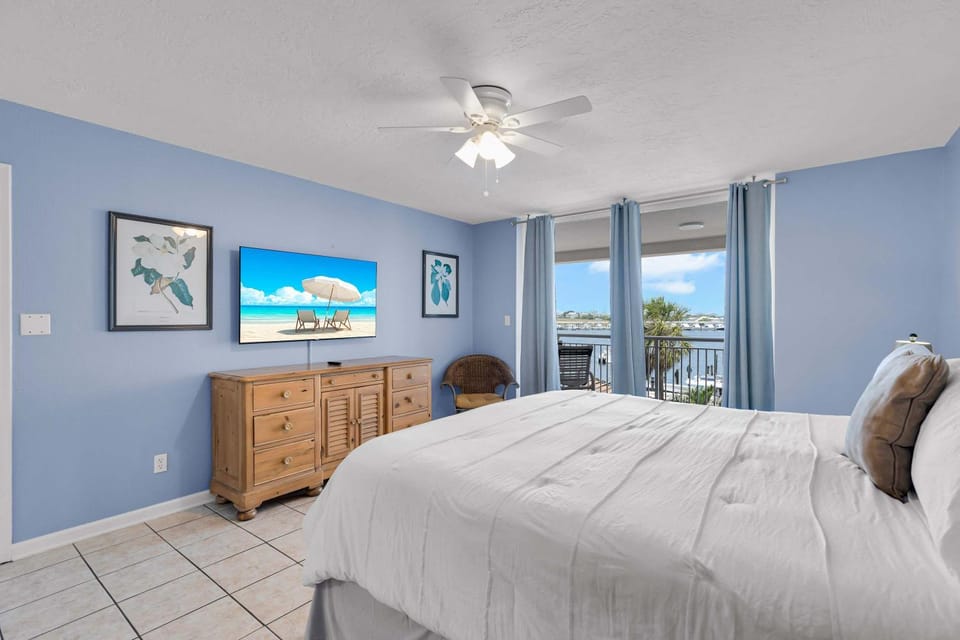 Dominica - New Waterfront Condo Pool Dock 2 Bedroom 2 Bathroom House in Key West