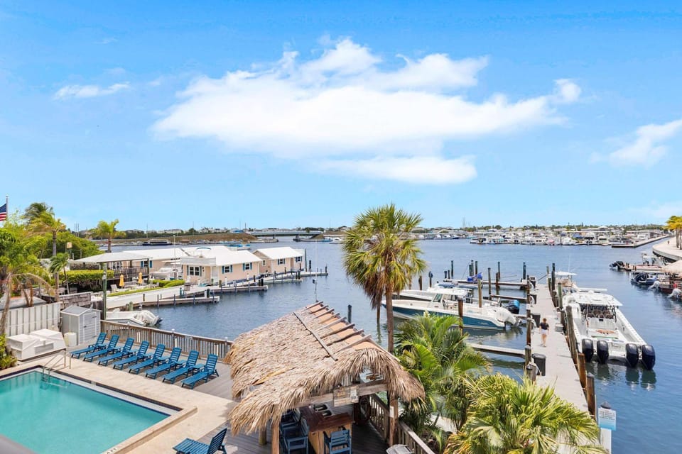 Dominica - New Waterfront Condo Pool Dock 2 Bedroom 2 Bathroom House in Key West