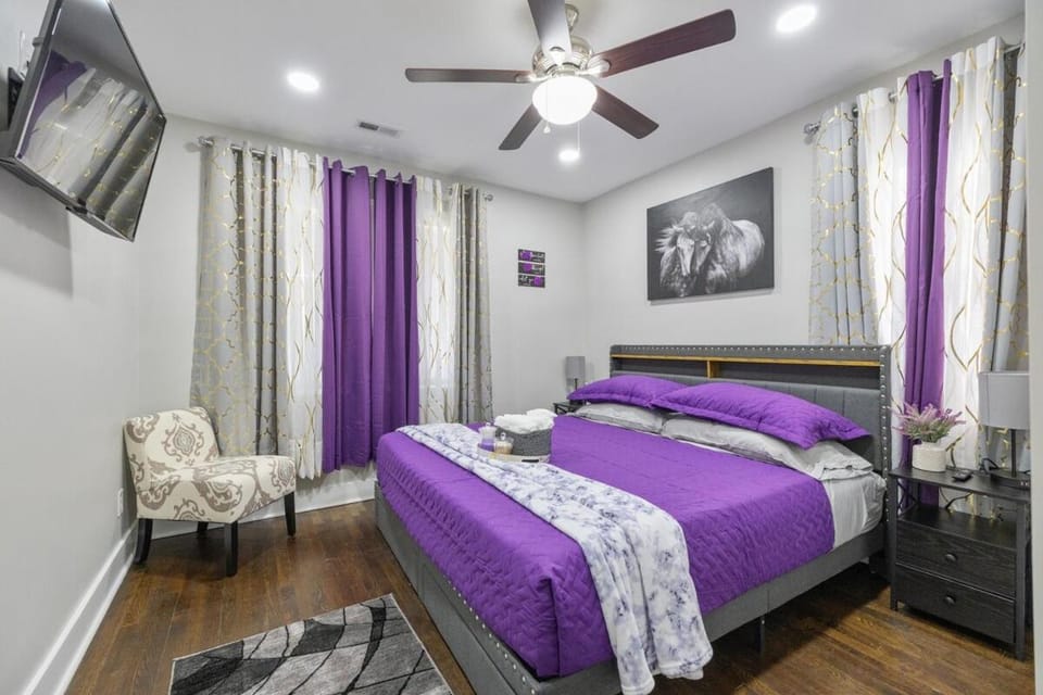 Bed, TV and multimedia, Photo of the whole room, Bedroom