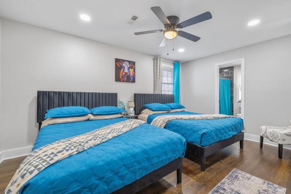 Bed, Bathroom, Photo of the whole room, Bedroom