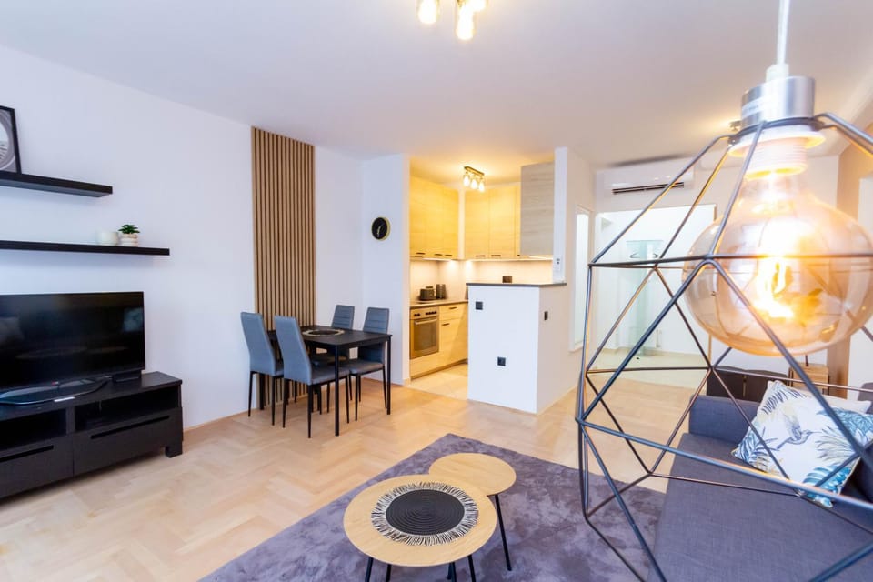 Kitchen or kitchenette, Living room, Seating area, Dining area, oven