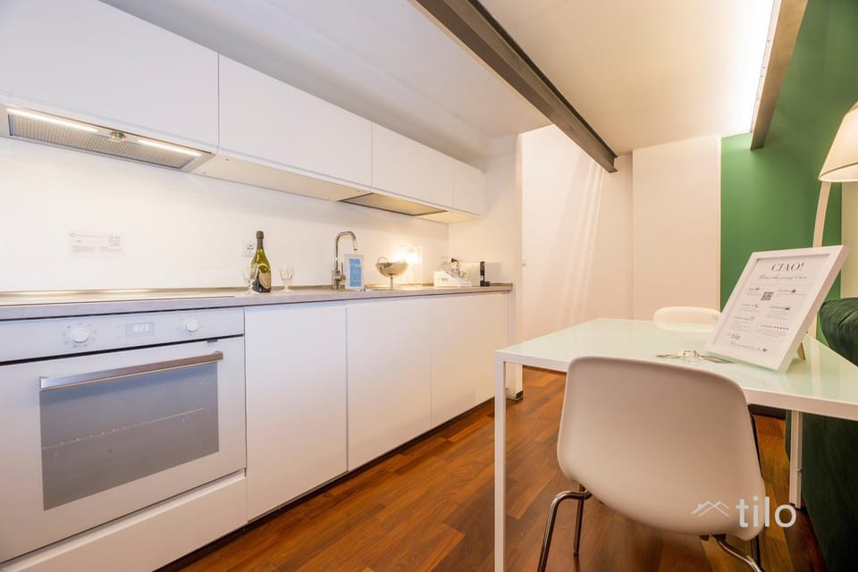 Kitchen or kitchenette, Dining area, minibar, oven, stove