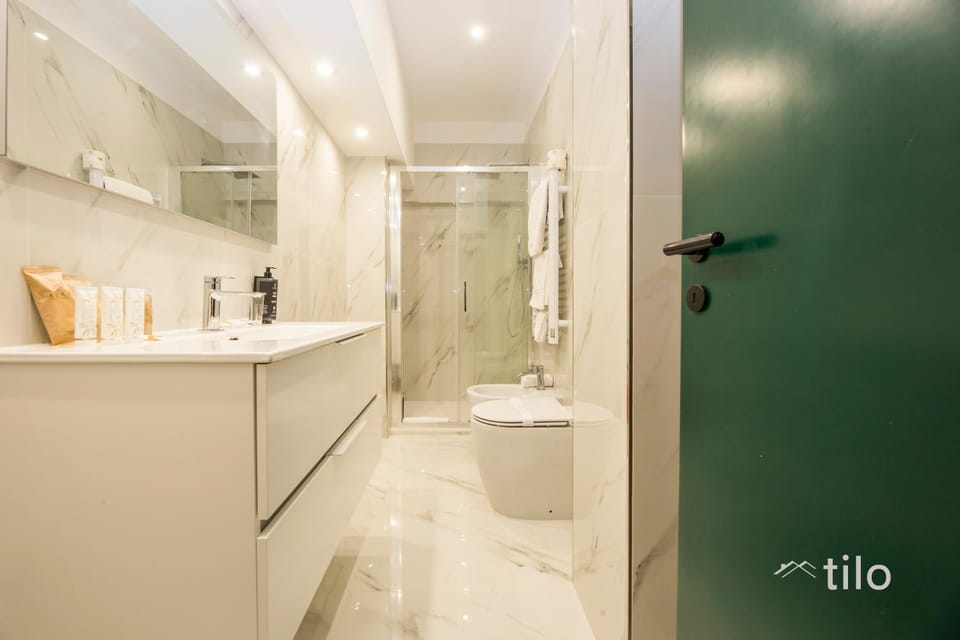 Shower, Toilet, Bathroom, towels