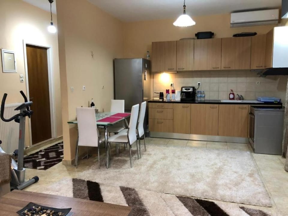 Kitchen or kitchenette, Dining area, oven, toaster