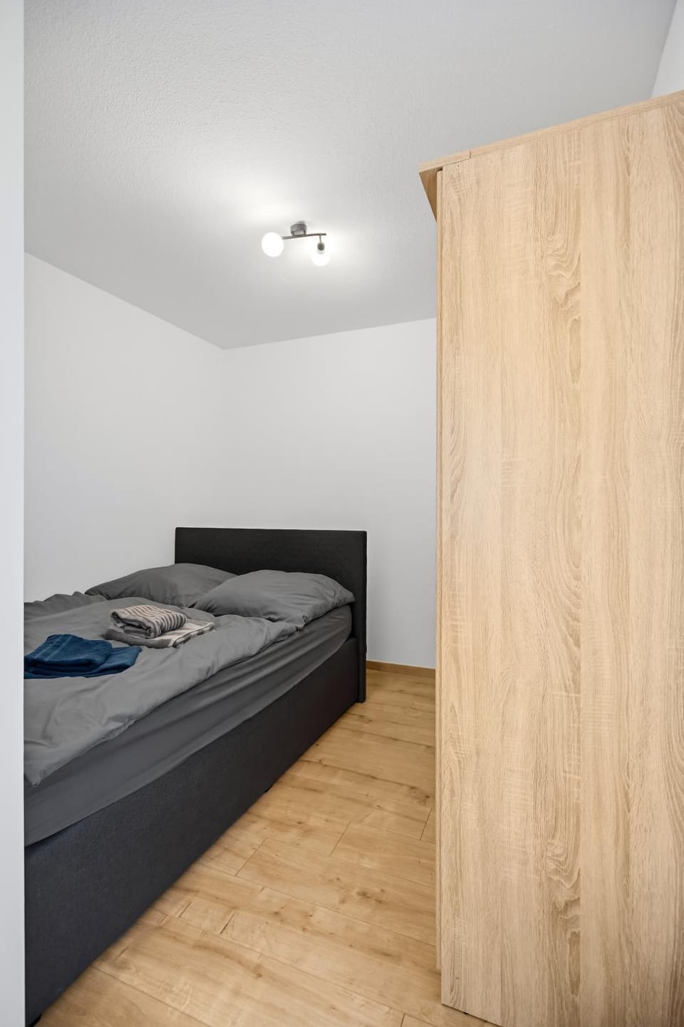 Bedroom, towels