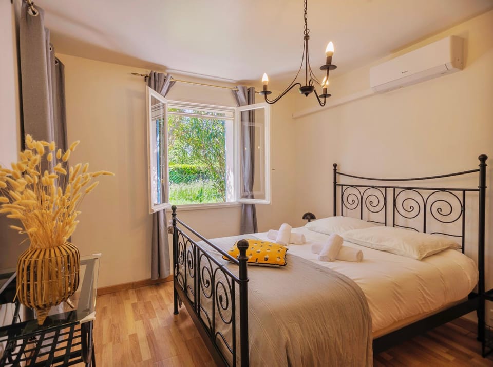 Bed, TV and multimedia, Photo of the whole room, Bedroom, Garden view, towels, air conditioner