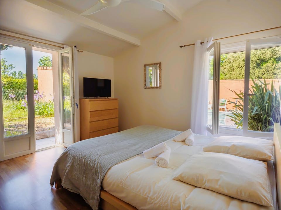 Bed, TV and multimedia, Photo of the whole room, Bedroom, Garden view, Pool view, towels, air conditioner