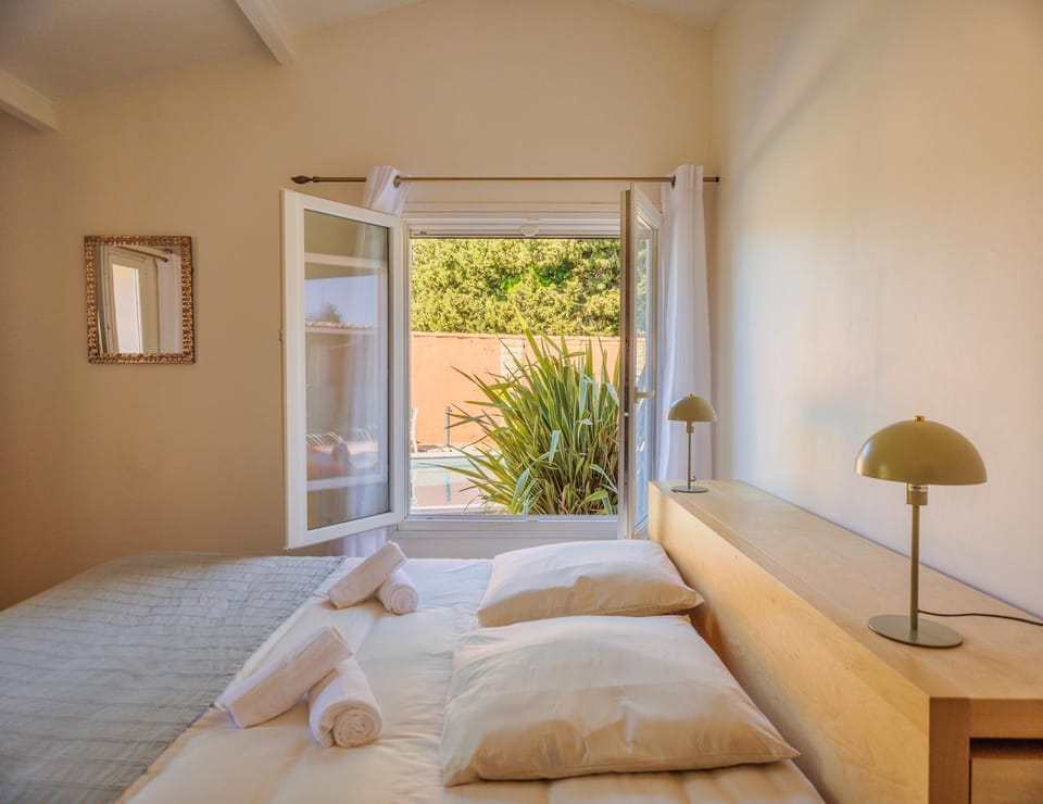 Bed, TV and multimedia, Photo of the whole room, Bedroom, Pool view, towels, air conditioner