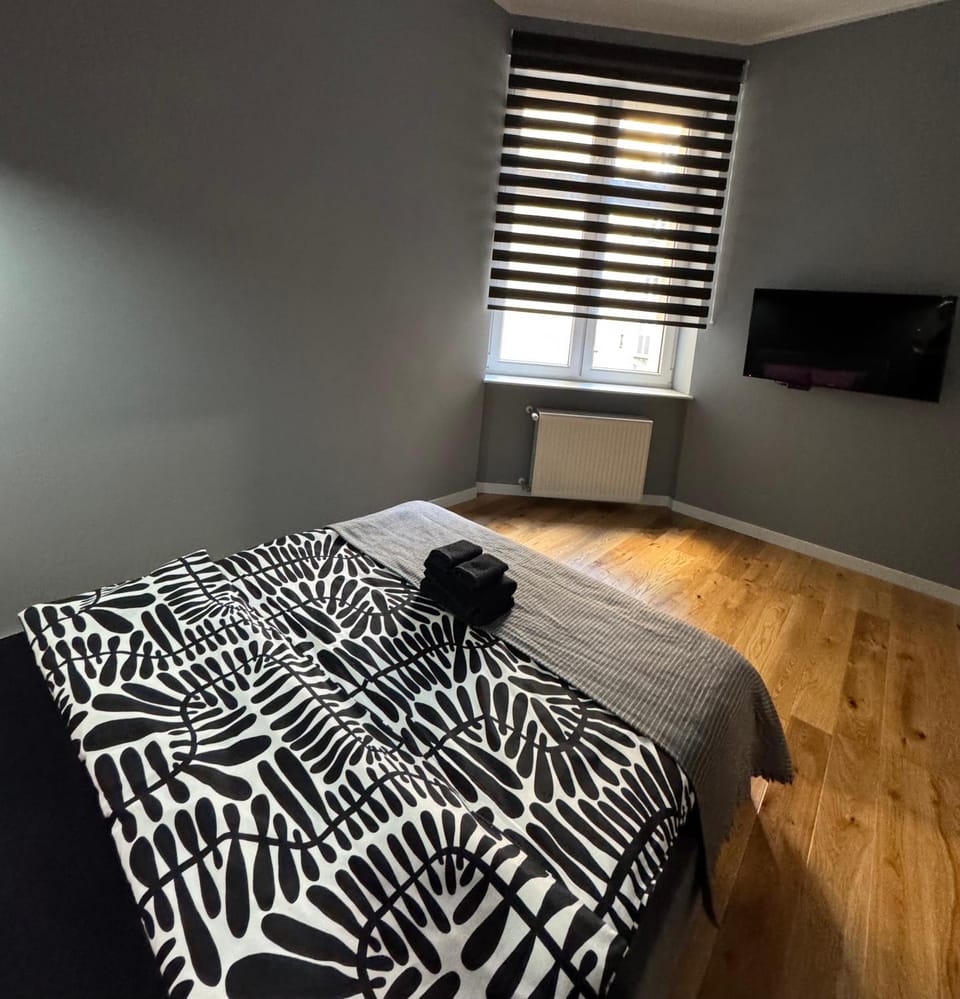 Bed, TV and multimedia, Photo of the whole room, Bedroom, towels