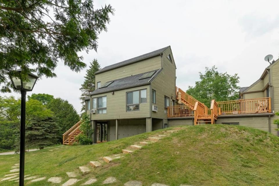 Condo Resort - Gondola 4 min walk -Terrace Apartment in Mont-Tremblant