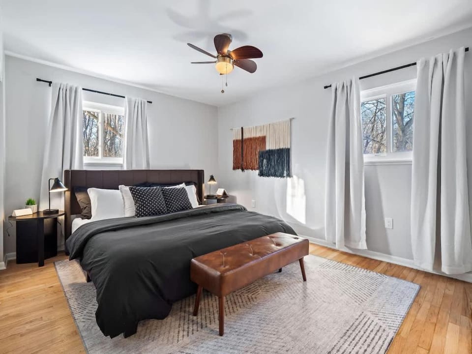 Hot Tub, Game Room, 4 Bedrooms, Gorgeous Remodel House in Cuyahoga Falls