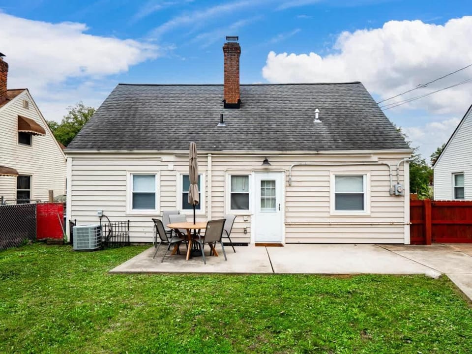 Modern 3Bed Home Near CLE With Private Backyard House in Parma Heights