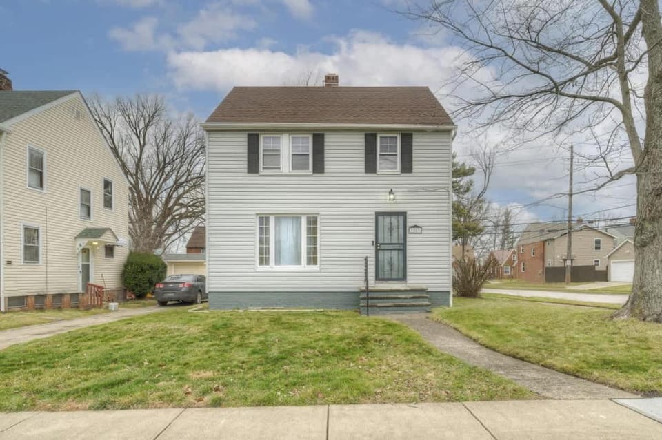 South Euclid Home 10 Minutes to Cleveland Clinic House in Cleveland Heights