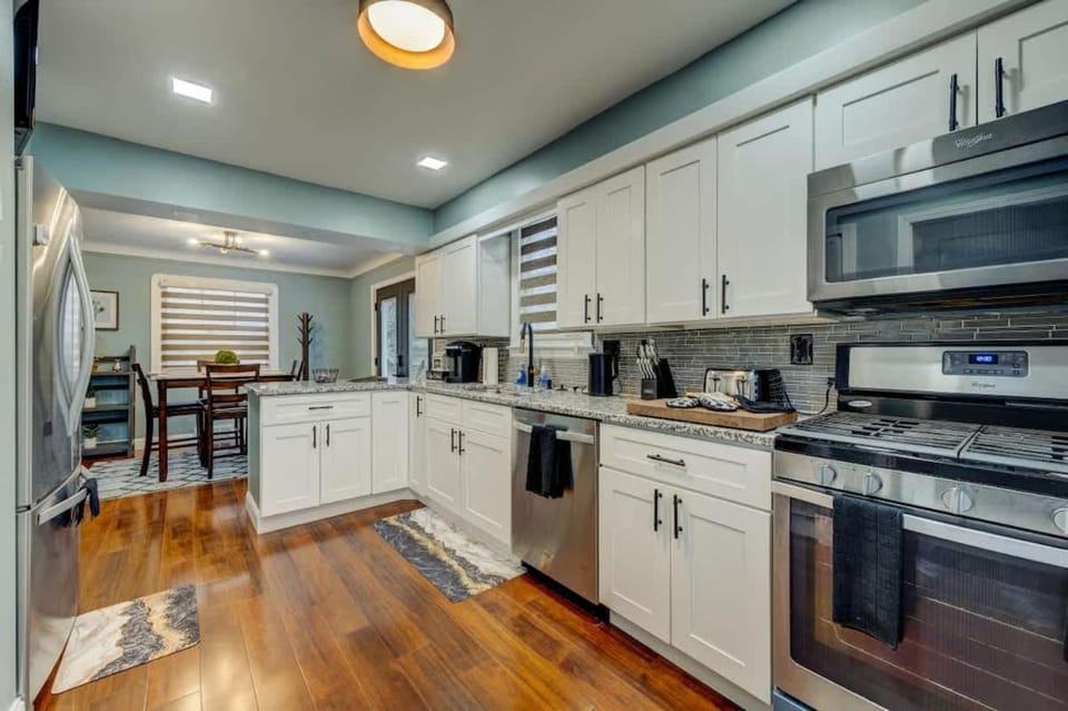 South Euclid Home 10 Minutes to Cleveland Clinic House in Cleveland Heights