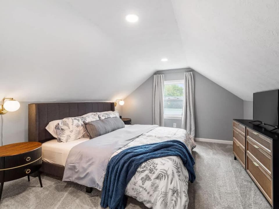 Expertly Designed Lake Erie Escape with Hot Tub House in Lake Erie