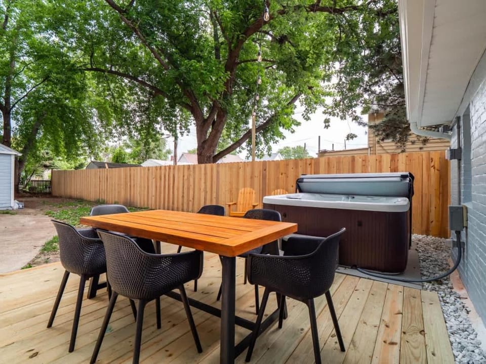 Hot Tub 5 Mins from Cedar Point Modern Updates House in Sandusky