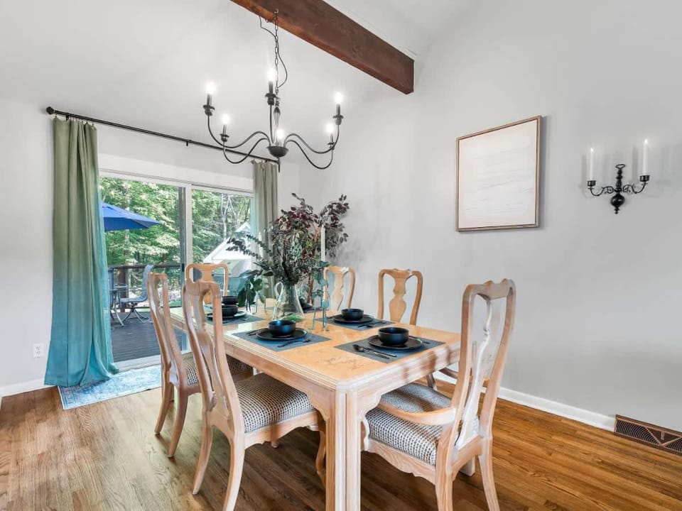 Large Remodeled 4 Bed 3 Bath Secluded With Hot Tub House in Cuyahoga Falls