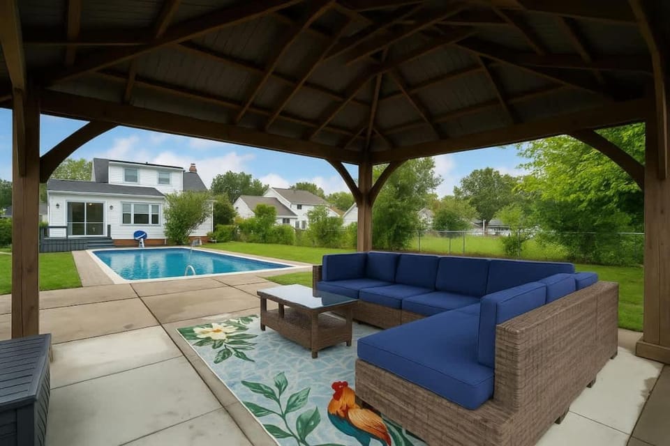 4 Bedroom Pool and Hot Tub Home Near Cleveland House in Lake Erie