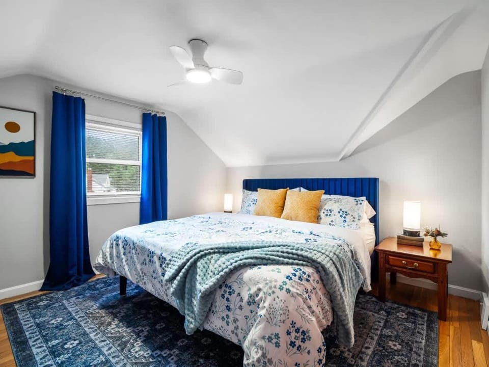 4 Bedroom Pool and Hot Tub Home Near Cleveland House in Lake Erie