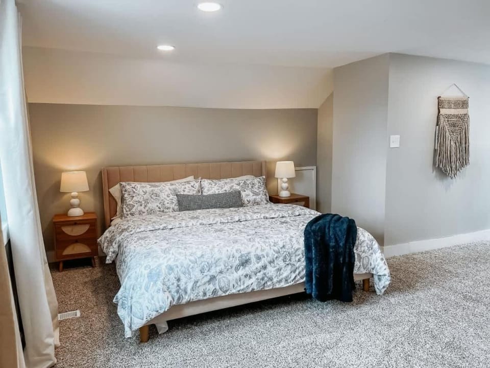 Large 4 Bedroom Recently Renovated With Hot Tub House in Cleveland Heights