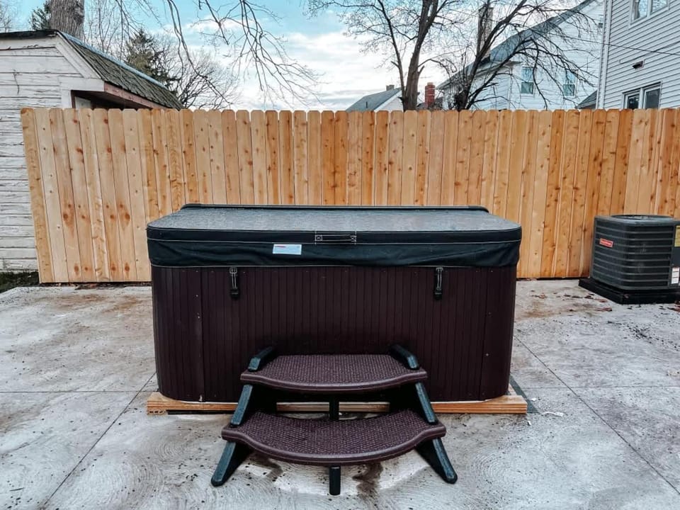 Large 4 Bedroom Recently Renovated With Hot Tub House in Cleveland Heights