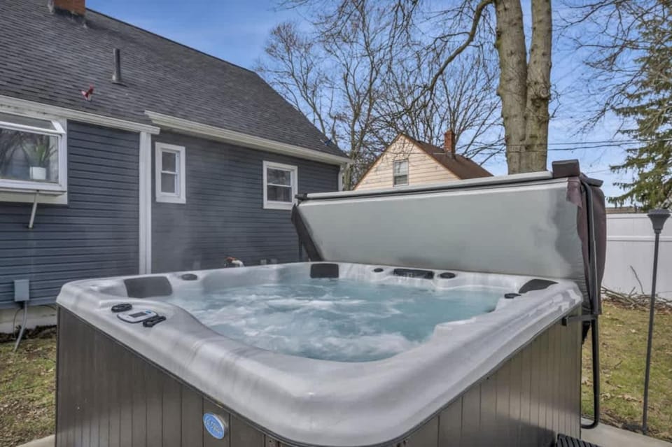 Swim and Relax In our Pool and Hot Tub and Recently Renovated House in Lake Erie