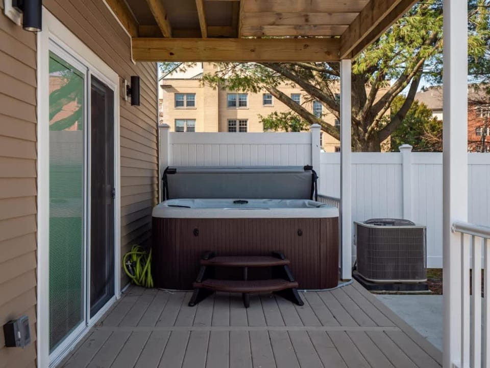 Hot Tub N64 Mins to Downtown Sleeps 8 House in Ohio City