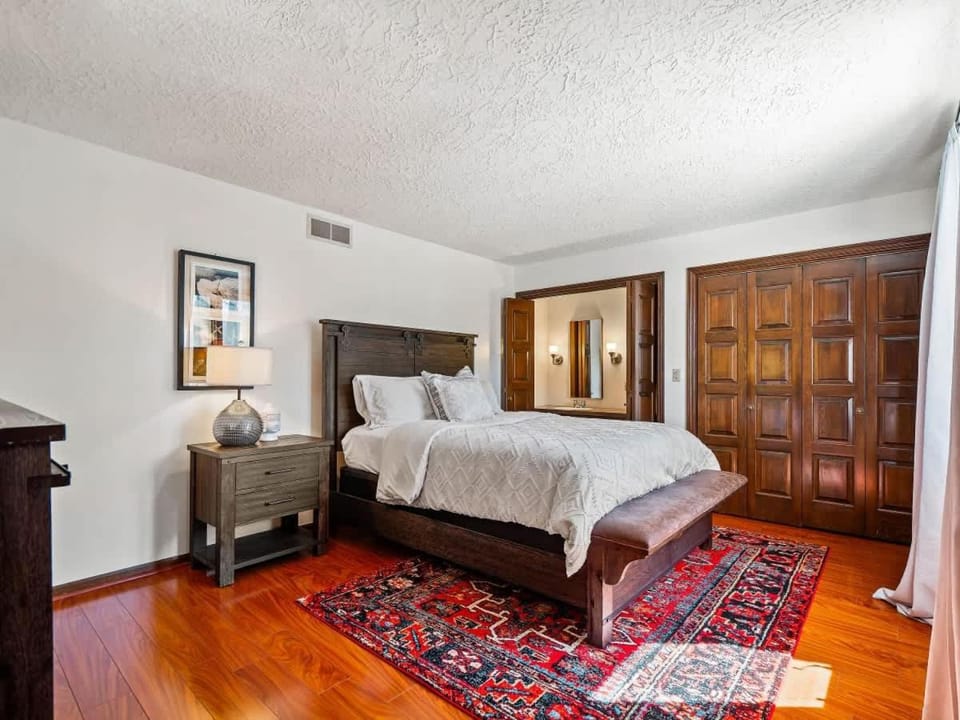 Unique Estate 5 Bedrooms Fire Pit Sleeps 10 House in Cuyahoga Falls