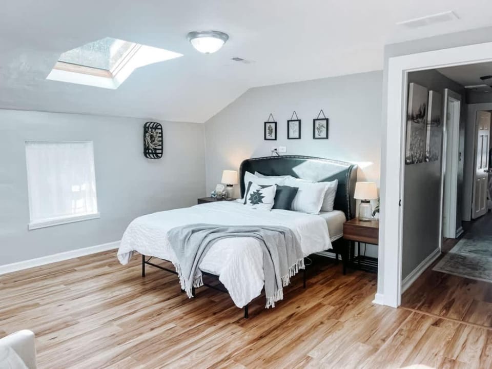 Large 4 Bedroom Home Close to Airport and IX Center House in Middleburg Heights