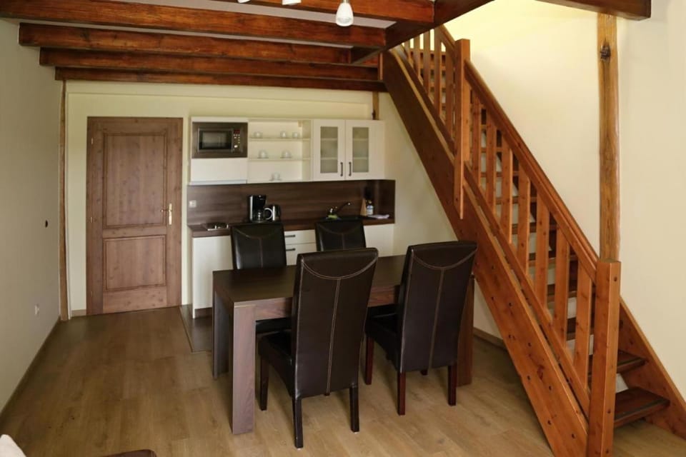 Kitchen or kitchenette, Dining area