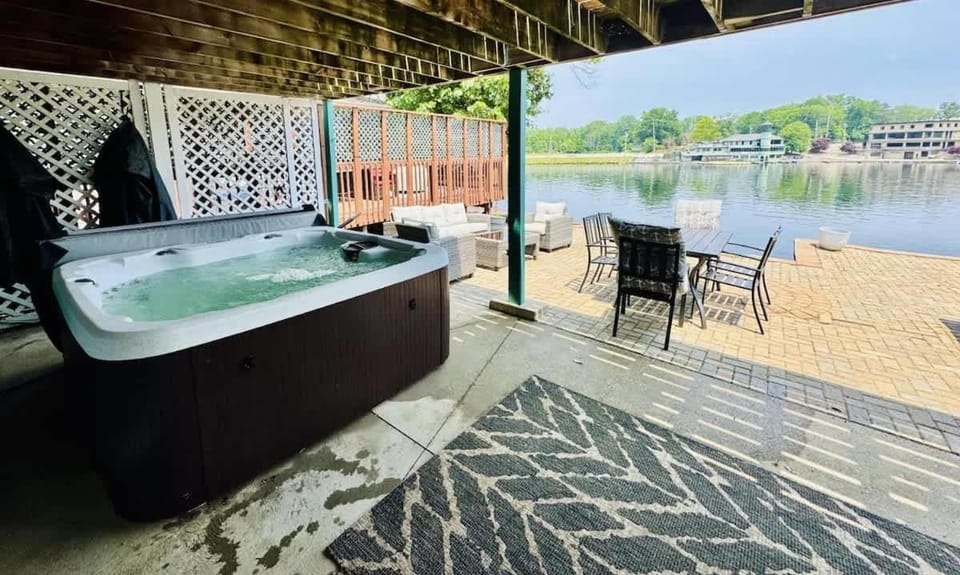 Lake Front Outdoor Living Sleeps 8 House in Ohio