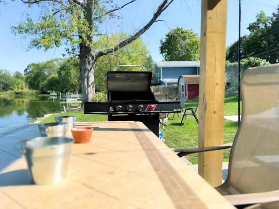 Lake Front Hot Tub Fire Pit Sleeps 10 House in Akron