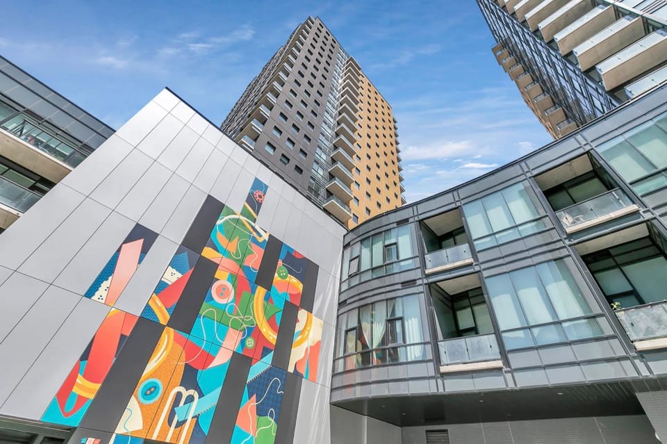 DT High Rise Condo w Private Patio and View House in Waterloo