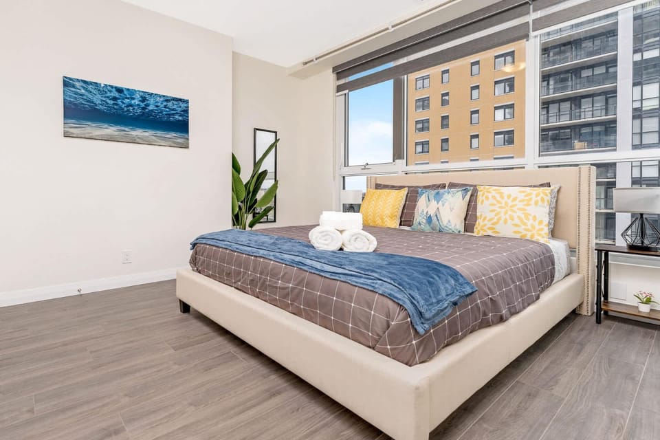 DT High Rise Condo w Private Patio and View House in Waterloo