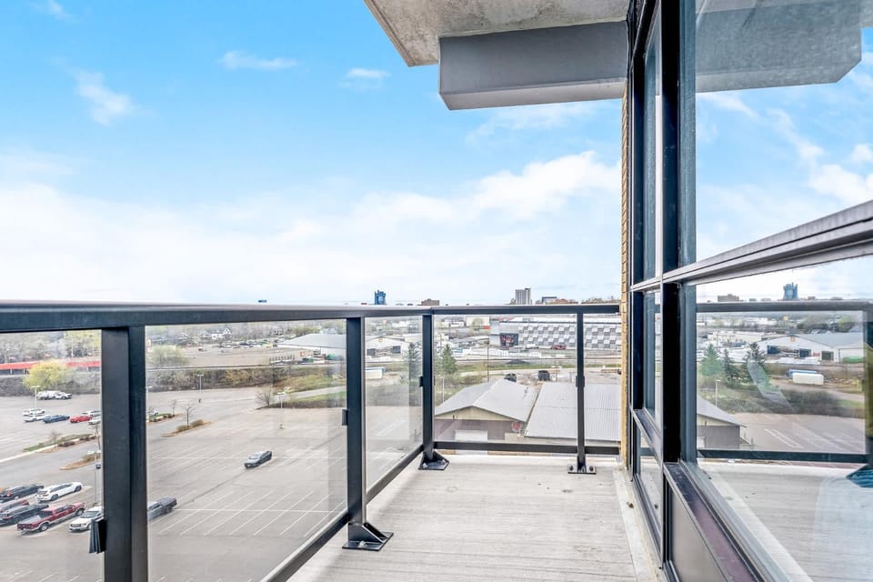 DT High Rise Condo w Private Patio and View House in Waterloo