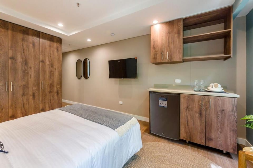 Bed, TV and multimedia, Kitchen or kitchenette, Photo of the whole room, Bedroom, wardrobe