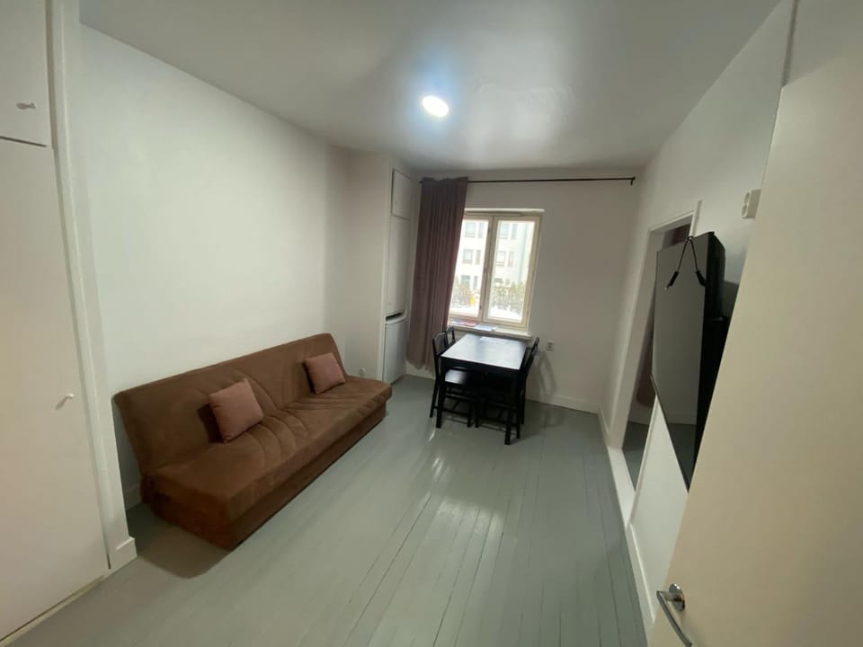 Bed, TV and multimedia, Living room, Seating area, Bedroom