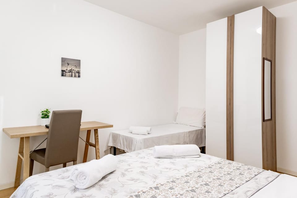 Bed, Bedroom, towels