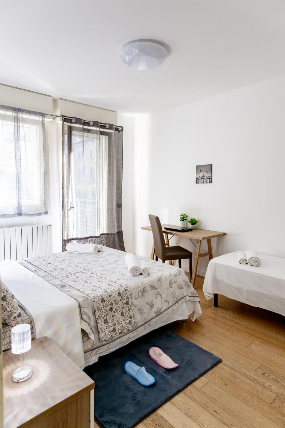 Bed, Bedroom, towels