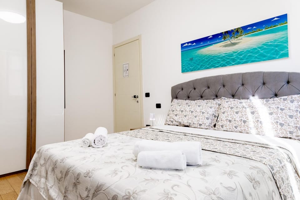 Bed, Bedroom, towels