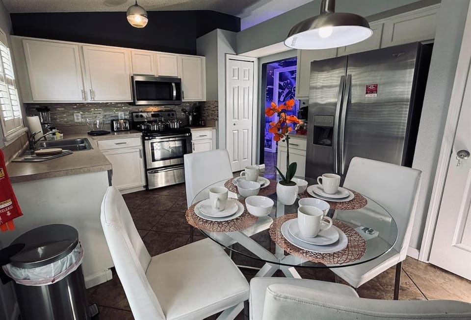 Property building, Coffee/tea facilities, Dining area, dishwasher, oven, kitchen