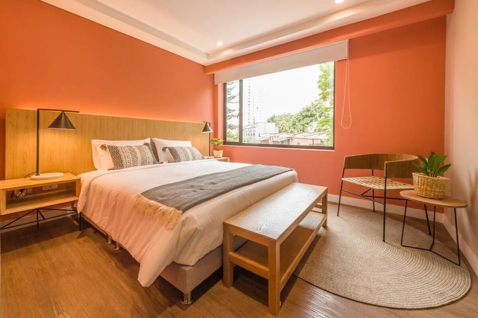 Bed, Living room, Photo of the whole room, Seating area, Bedroom