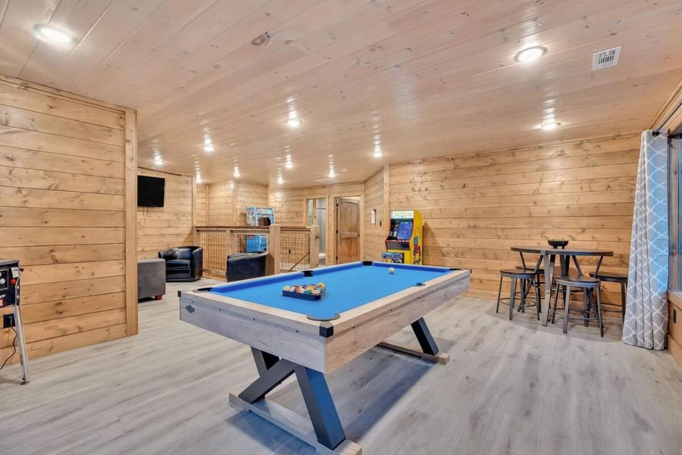 Communal lounge/ TV room, Billiard, Billiard, Game Room