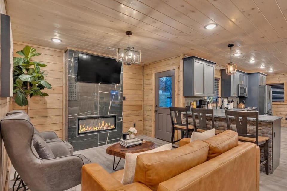 TV and multimedia, Kitchen or kitchenette, Living room, Seating area, Dining area, fireplace