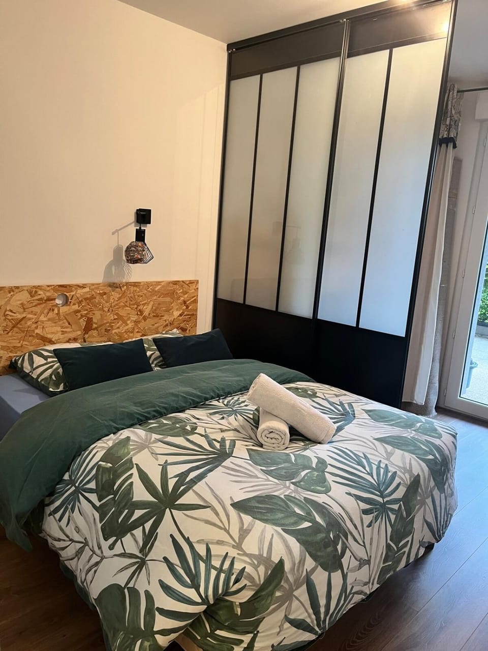 Bed, Photo of the whole room, Bedroom, towels