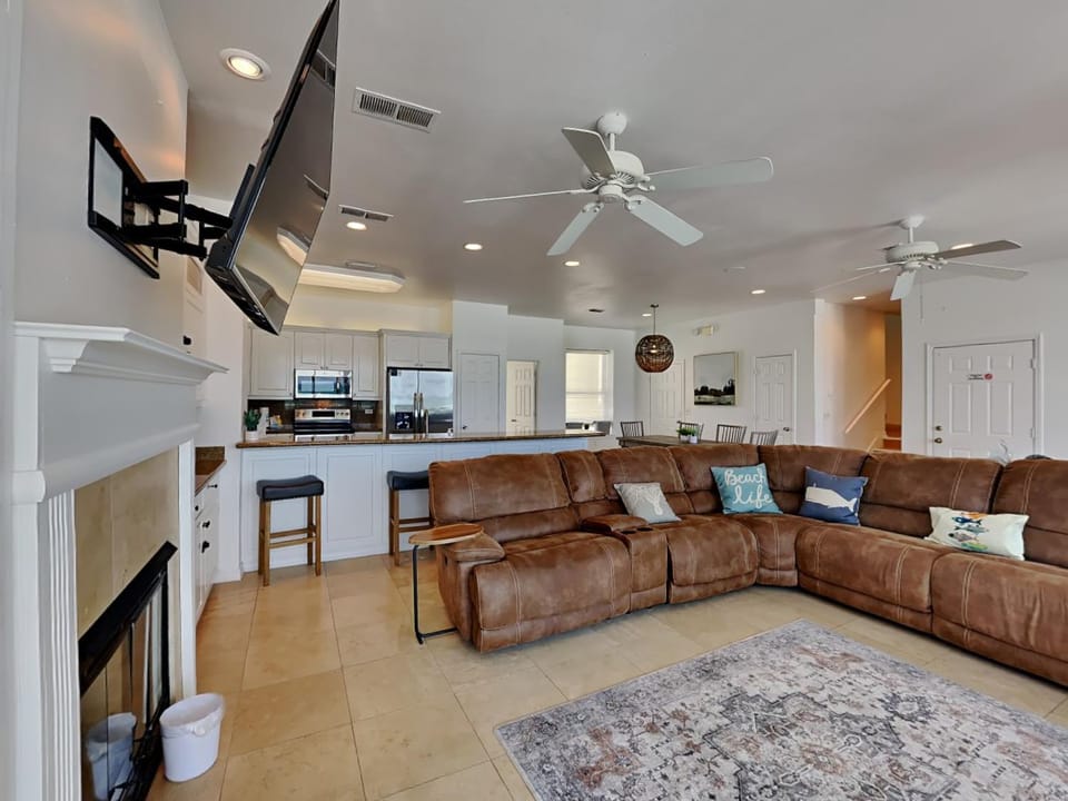 TV and multimedia, Kitchen or kitchenette, Living room, Seating area, Dining area, furniture