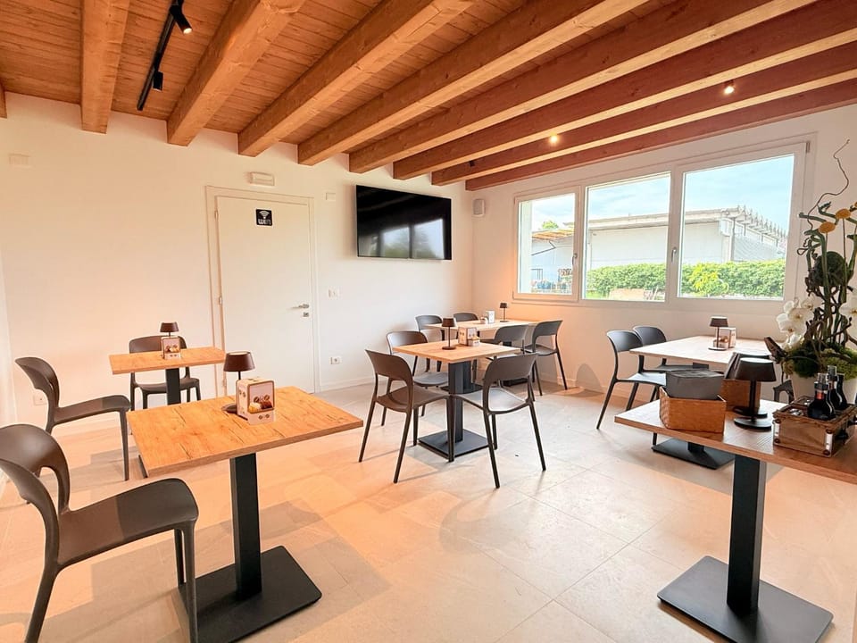 Restaurant/places to eat, Communal lounge/ TV room, TV and multimedia, Seating area, Dining area, Evening entertainment