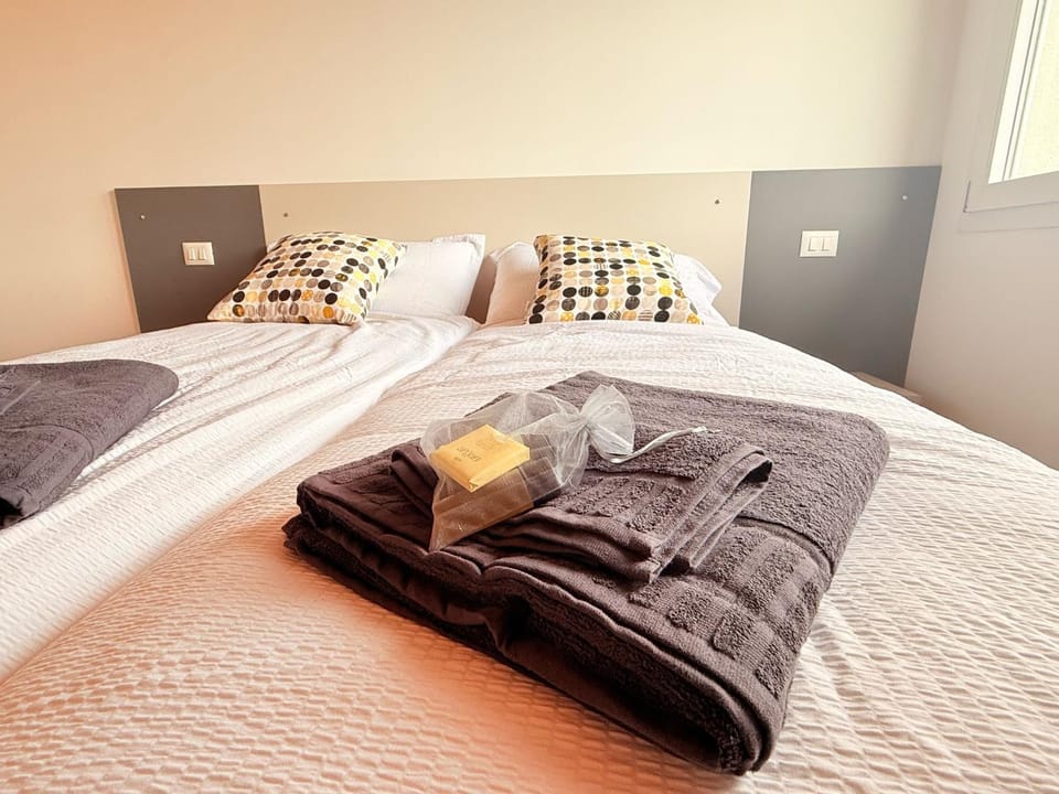 Bed, Bedroom, towels