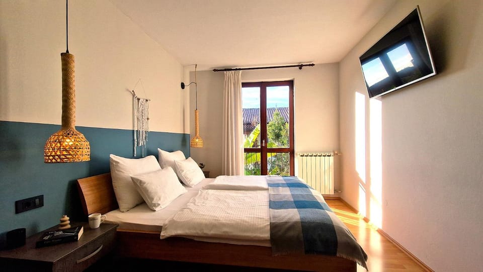 Bed, TV and multimedia, Bedroom