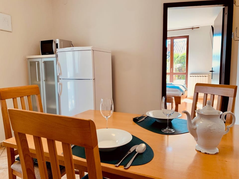 Kitchen or kitchenette, Dining area, oven
